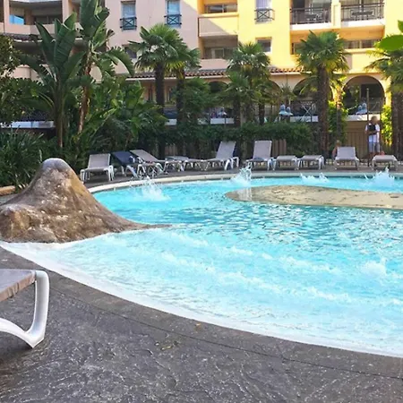 En Bord De Avec Terrasse & Piscine